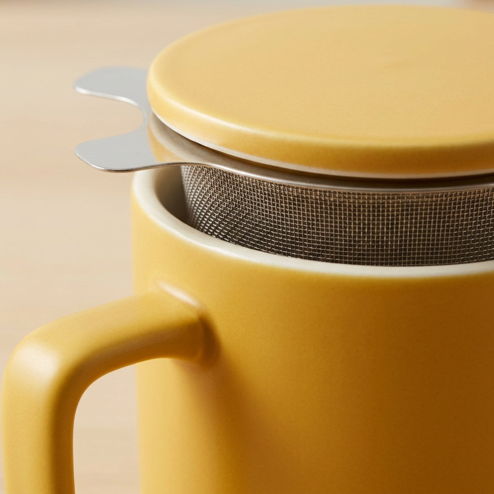 Blocn Latticeleaf Ceramic Tea Mug with Infuser and Lid 12 oz Ochre - Detail view